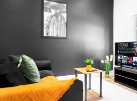 Cozy Apartment - Netflix - On Street Parking - Rowley Regis 49G, hotel in Halesowen