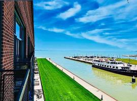 Mario Room Waterfront Downtown View Cedar Point!, hotel in Sandusky