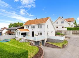 Feriehus med stort lekerom, Hotel in Kristiansand