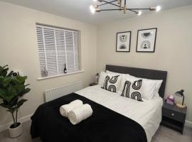 Modern 2 Bed near Heathrow - Work or Travel Ready, hotel i Colnbrook