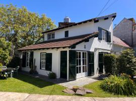 Hermoso Chalet 6 personas a cuadras del Mar, hotel in Miramar