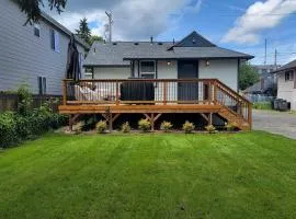 Conveniently located 3 bed in Bremerton with deck