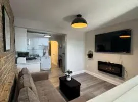 Historic Downtown Apartment 2BD Retreat