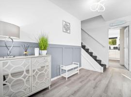 4 Bedroom Town House Perfect for families or contractors Sleeps 8, hotel in Halesowen