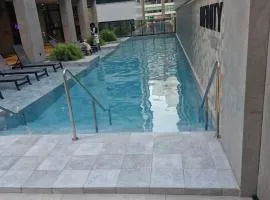 Apto em Itapema com acesso a piscinas,sendo uma aquecida e academia