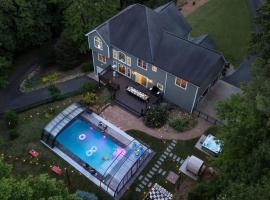 Spacious 6 Bedroom Home with a Heated Salt Water Pool, Theater & Game Room، فندق في Candler