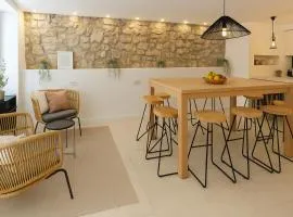 Stone House 4M - Stylish Coastal Stay with 3 Ensuites & Parking, Pag