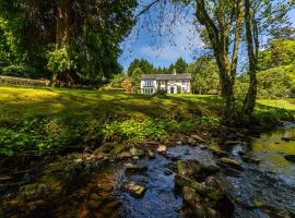 Strathendrick House Magnificent property with Garden, hotel v destinaci Drymen
