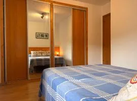 Chimenea y jardín- Calideza y espacio en la planta baja - Besiberri 11