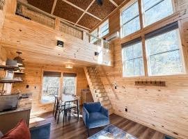 Holly Forest Home & Glamping, ξενοδοχείο σε Henderson