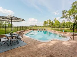 Private 85 Acre Estate Near Thomasville and Tally, hotel en Blocker