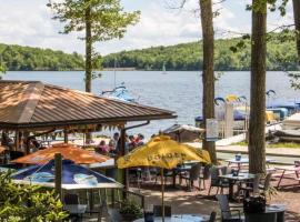 Gorgeous Chalet in the Poconos w/ Hot Tub!، فندق في Locust Lakes Village