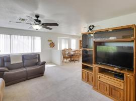 Quaint Bullhead City Getaway about 2 Mi to River!, hotel i Bullhead City