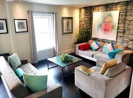 KingstonStays Spacious Historic Downtown Stableman's House Loft, hotel in Kingston