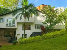 Villa campestre familiar dentro de la ciudad hasta 9 personas El Poblado cerca al Club Campestre y La Frontera