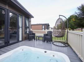Lucas Lodge with Hot Tub, hotel v destinaci Barmby on the Moor