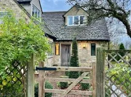 Hill House - 2 Bed Guest Suite by Maison Pro