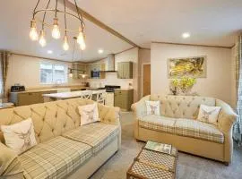 Foxglove Lodge with Hot Tub