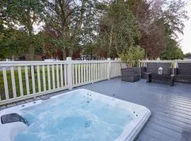 Foxglove Lodge with Hot Tub