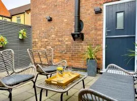 Central, dog friendly, private courtyard