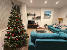 Private Parking, Central Llandudno, King Bed with Ensuite at Clement Lodge, cabin in Llandudno