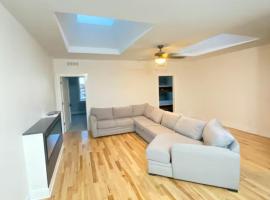 The Skylight Retreat - Private 3BR Home in Saint Paul، فندق في سانت بول