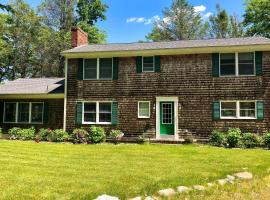 Private Waterfront Retreat, hotel in Edgecomb