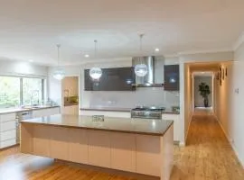 Modern Spacious 4BR Home by a 24Hour Cafe and IGA Ballarat