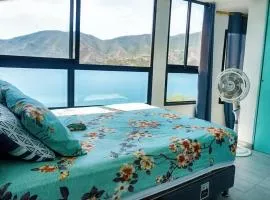 Casa frente al mar en la montaña