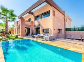 Luxury 4-ROM Villa with private Heated pool in Akenza ,free Airport transport service