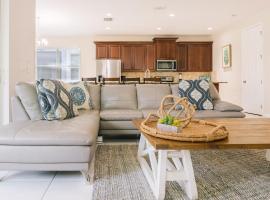 Luxury and Spacious Villa with Pool and Hot Tub just minutes from Disney, Hotel in Kissimmee
