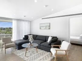 Modern 4-Bed Townhouse with Water Views