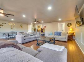 Private Dock Grand Lake Family Home, hotel in Eucha