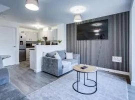 NEW! 5BR Gem by Prime Vault Properties, Town Centre Near Train Station with Driveway Parking