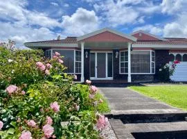 Cosy House in Chartwell, Hamilton-Private Garden & Shopping Mall