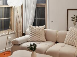 Cozy Comfort Stylish 2BR 1BA near LAX, LMU, SoFi Stadium & Beaches, Hotel in Los Angeles