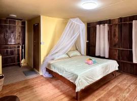 Moonshine Phayam beach resort & restaurant, hotel v destinaci Ranong