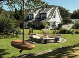 Villa With Architect-Designed Garden In Alsvik, hotel com spa em S&oslash;rv&aring;g