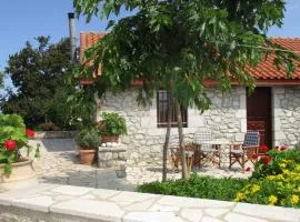 Steinhaus In Leonido Mit Parkplatz