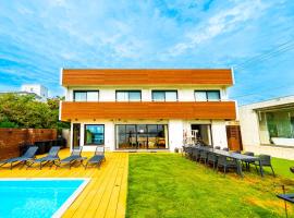 Moroisoso モロイソソウ 大型温水プール付 高級貸切ヴィラ BBQ＆プライベートビーチ, ξενοδοχείο σε Miura