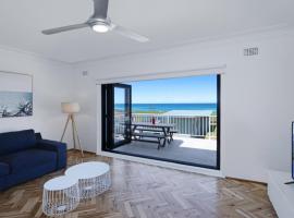 Elanora 3 - Beachfront Unit With Views!, hotel i Avoca Beach