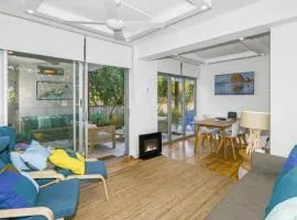 Nirvana Court 3 - Beachfront Location
