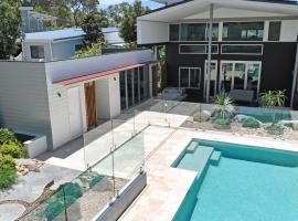 Calma By The Sea - Family Retreat With Pool, hotel em Macmasters Beach