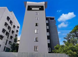 Super Townhouse Balewadi High Street, хотел в Пюн