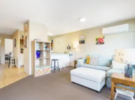 Artful Kingston Stay with Personal Touch - Hosted by Canstay