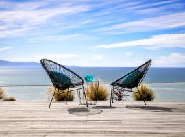 Seawatch - Spa Pool & Panoramic Ocean Views, hotel em Nelson