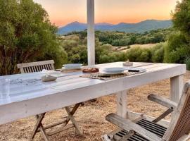 Ferienhaus Stazzo Mit Garten In Luogosanto, hotel in Luogosanto