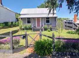 Lavender Cottage - Cute, Cosy & Pet Friendly