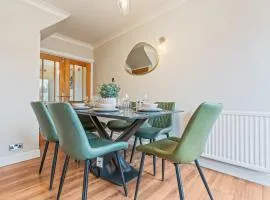 Luxury Escape Sleeps 7 in Albrighton- 4 Beds 3 Double beds 1 single 2 Mins to M54 RAF Cosford Shifnal Telford Oxley Staffordshire -JLR Wolves Stafford I54 Business Park- 10 Mins to M6- 40 Mins to NEC Regular & Long Work Stays available - Samina- ARZ Stays