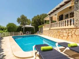 Villa Mari - con piscina privada y jardin en Calan Porter
